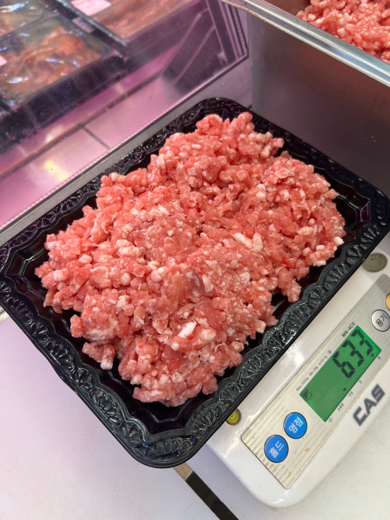 한돈다짐육. 싱싱한 원물 뒷다리살을 잘 손질해서 민찌기로 곱게 다져냅니다. 동그랑땡, 그....