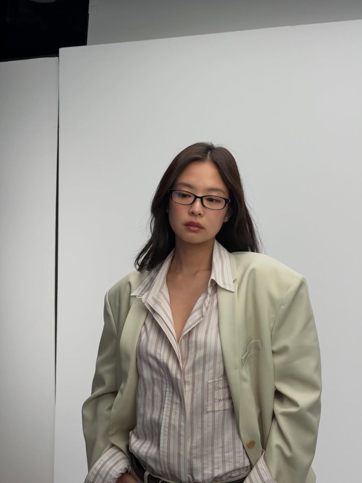  블랙핑크 제니 캘빈클라인 클래식 스타일로 뉴욕 패션위크에서 성공한 CEO 수트 오피스룩 변신