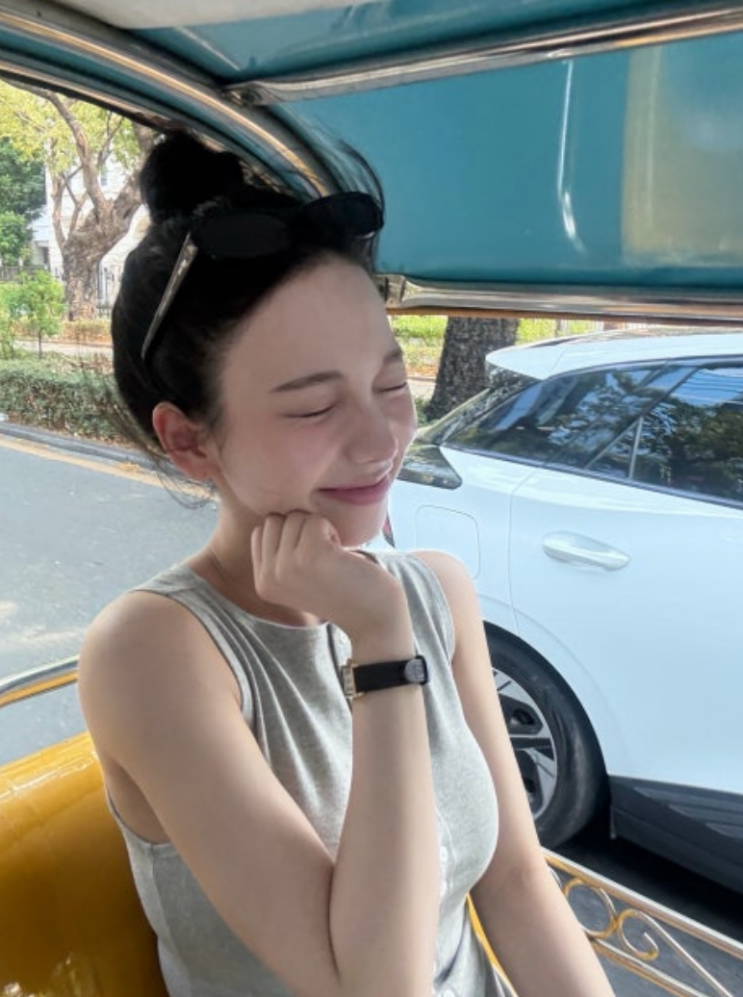  방콕에서 여유로운 일상을 공개한 에스파 카리나 그레이 나시 탑 코디