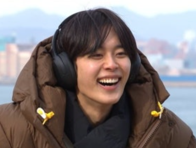   '1박 2일' 막내 유선호, 신은수와 열애 인정 후 첫 심경 고백... "응원 감사해요"