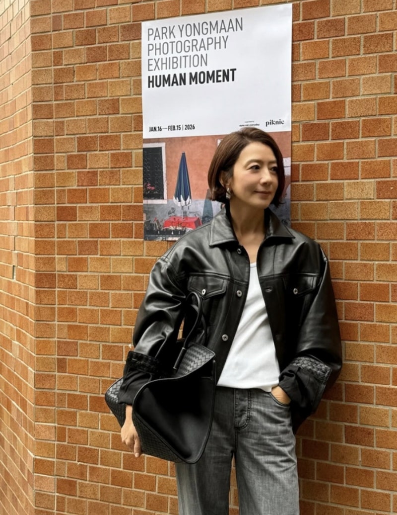 세월 역행 김희애 인스타 패션 레더 자켓과 1100만원대 보테가 가방 아우라의 비밀