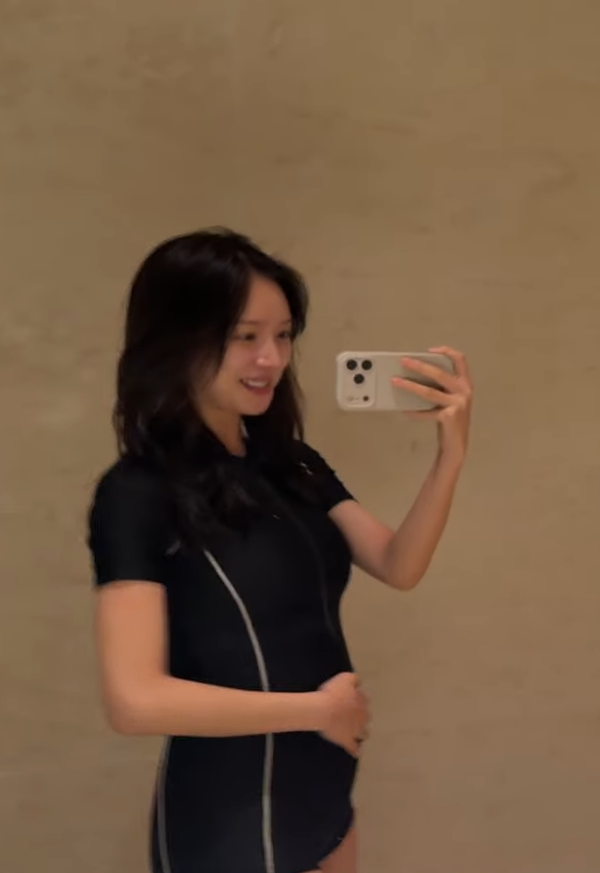  하트시그널4 김지영, 결혼 이틀 만에 공개한 수영복 자태에서 빛난 임신 D라인 눈길
