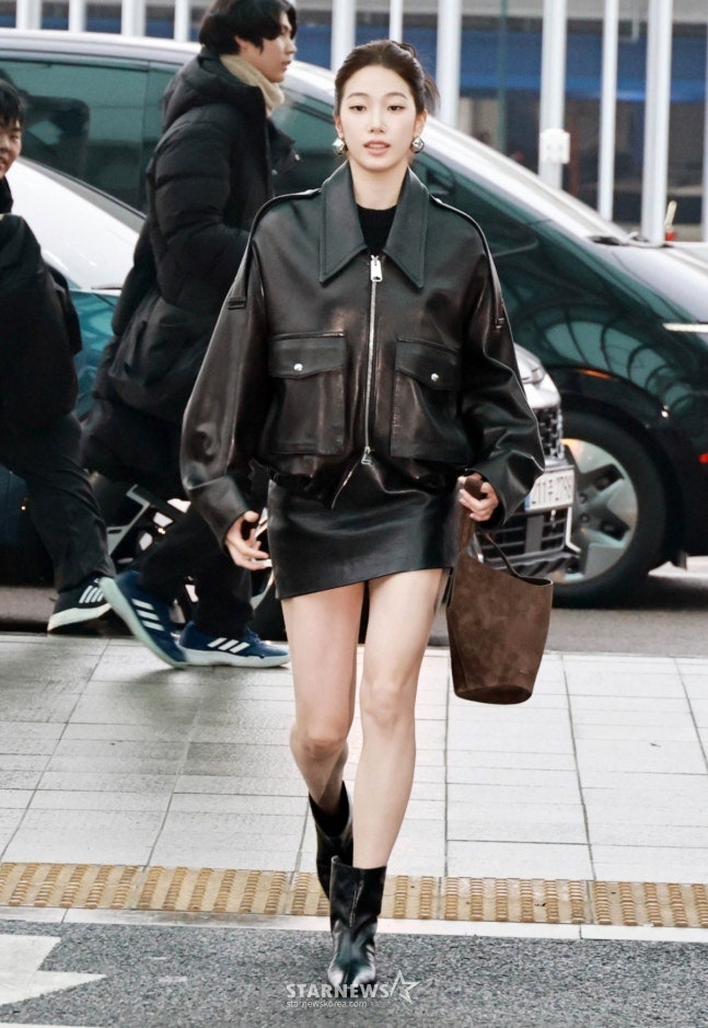 압도적 미모! 카즈하 블랙 레더 자켓으로 완성한 시크 패션