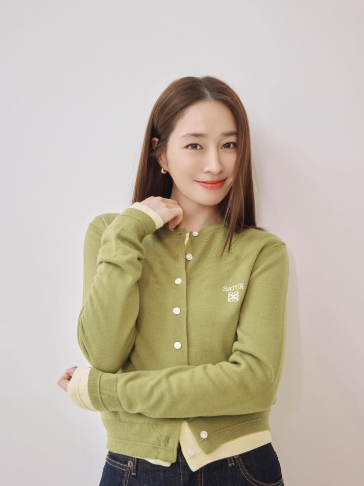  40대 엄마들의 미니멀한 꾸안꾸룩의 교과서를 보여준 세터 X 이민정 44세 패션 화제