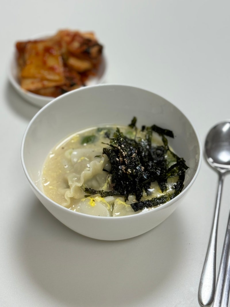 비비고 시판 사골육수 떡국 끓이는 법 설날 소고기 떡만두국 10분완성 간단한 황금 레시피