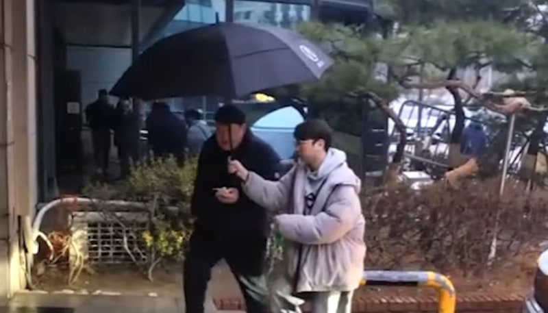김준현 태도 논란, 팬 앞 무표정 vs 관계자 '폴더 인사'와 웃음의 온도 차, 김준현 출근 태도
