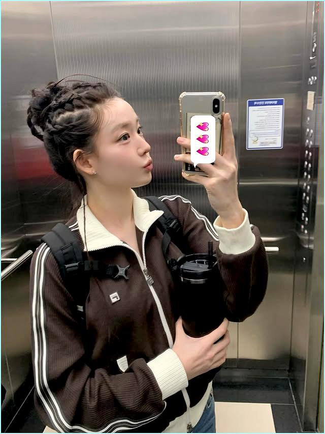  우리가 알던 '체대생 휠라'가 아니다? 니트인 줄 알았는데 트랙탑... 최윤지 '한정판 감성'의 반전