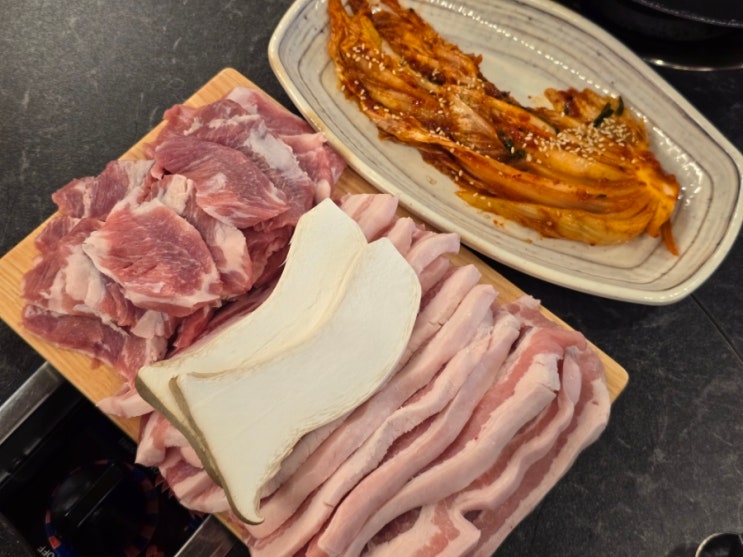  [광주/첨단] 전라도식 12가지 김치와 솥뚜껑에 구워 먹는 고기 맛집_김장날솥뚜껑삼겹살