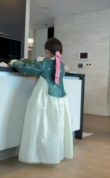   최지우, 6세 딸 한복 세배 모습 공개… 세뱃돈 봉투 들고 ‘신나게 깡총’