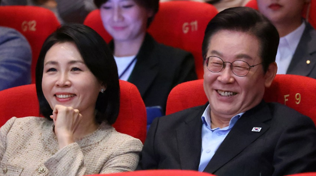 “<b>문화의 힘</b> 보러 왔습니다”...<b>이 대통령</b> 부부, 설날 깜짝... 