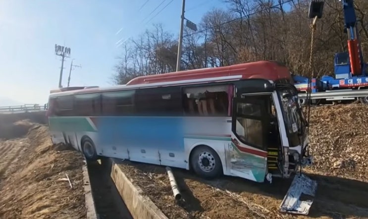  익산 버스 추락 사고, 1명 사망 20명 중경상 ㄷㄷ