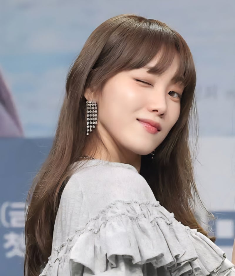 배우 이성경 프로필 총정리: 나이, 키, 인스타부터 신작 '찬란한 너의 계절에' 소식까지