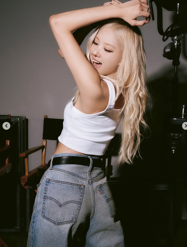 지금 가장 핫한 데님 룩, 로제 리바이스 청바지