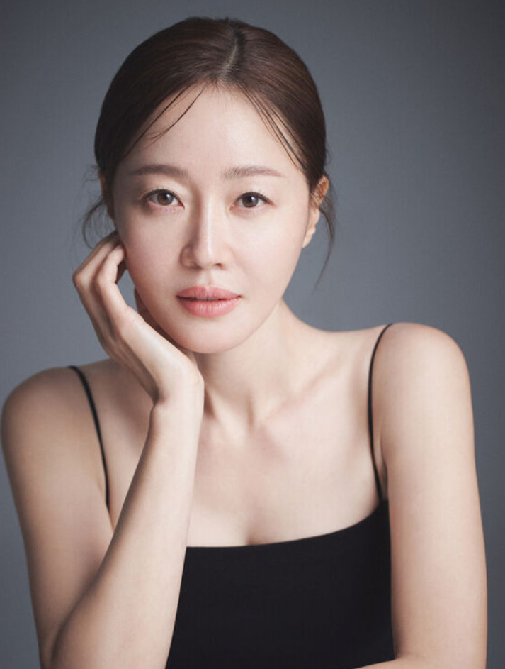   배우 엄지원 도쿄에서 발목 골절 수술?! 대리수능 복귀는 언제쯤일까