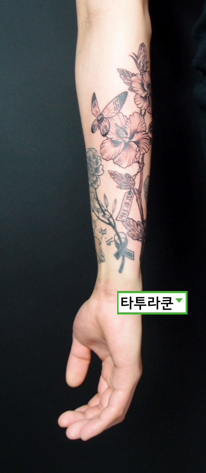  무궁화와 태극나비 타투/ 홍대 타투라쿤에서 작업한 블랙&그레이 스타일의 미니타투입니다.