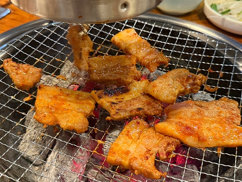 홍천 애견동반 양지말 화로구이 고추장삼겹살,막국수가 유명한식당 주차 및 웨이팅