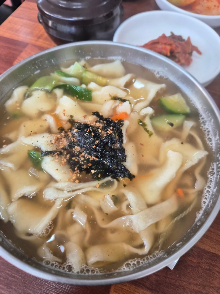  [울산 근본 맛집] 메뉴판에 없는 비밀 메뉴? '얼큰이칼국수던지기'에서 즐기는 칼제비와 충무김밥의 환상 조합! ️