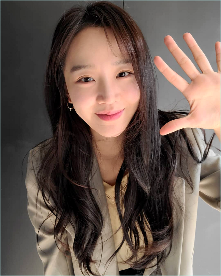  남들은 1cm 늘리려 난리인데... 혼자만 '키 축소' 고백? 신혜선이 화면 밑에서 가랑이 찢어야 했던 사연