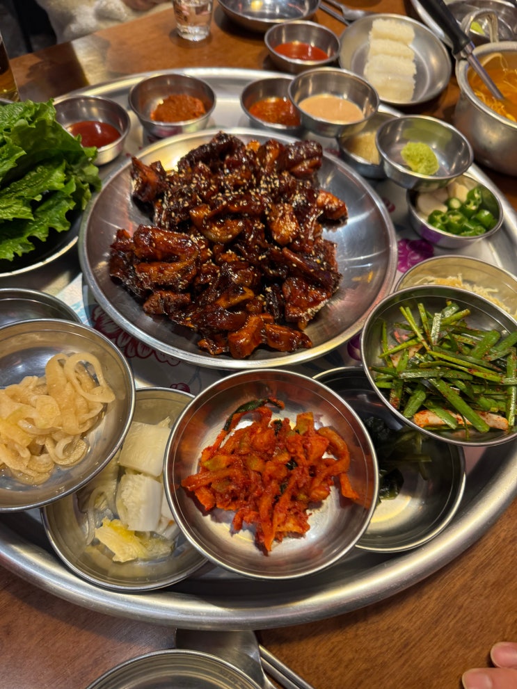  [강릉 맛집] 족발이 오마카세로?  18가지 곁들임에 입이 떡 벌어지는 '완미족발 강릉유천점' 후기