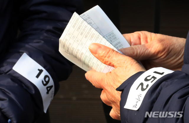 노인 70% 지급 '기초연금', 재정 위기 속 개편안의 핵심은?