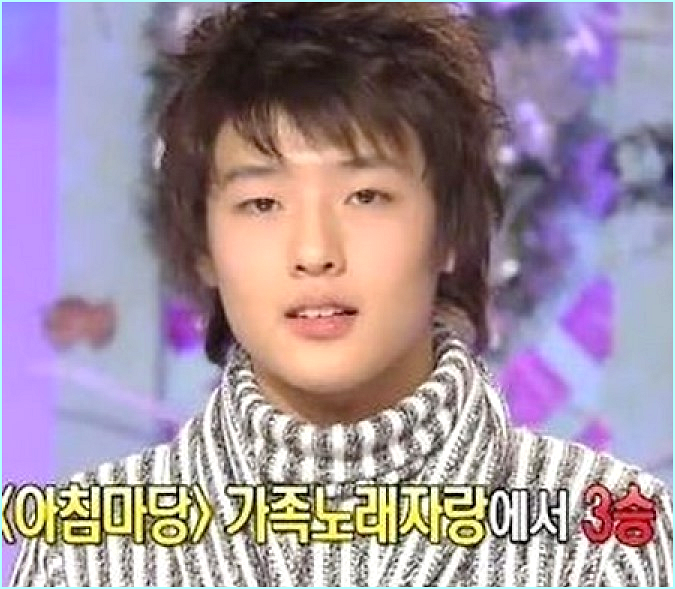  “연예인 병이 뭐죠?” 길거리서 팬들에게 두 손 모아 싹싹 빈 30대 남배우 정체...