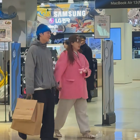 현아 또 임신설? 남편 용준형과 쇼핑몰 데이트 중 포착된 '핑크빛' 실루엣의 진실 | 현아 프로....