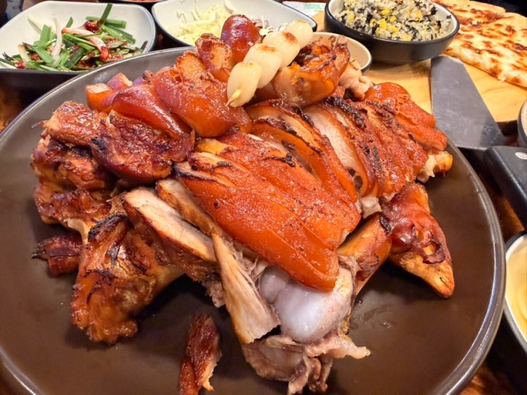  화덕에 구워 더 쫄깃한, 장안동 족발맛집[아씨네 화덕족발]