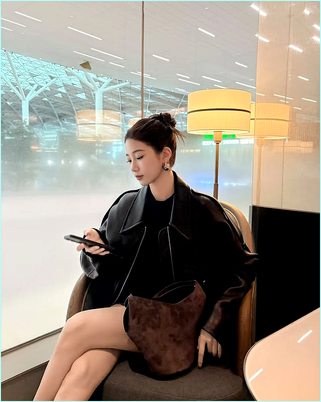  “로고 하나 없는데 414만 원?” 카즈하 뉴욕 휩쓴 브라운 스웨이드 백 어디꺼?