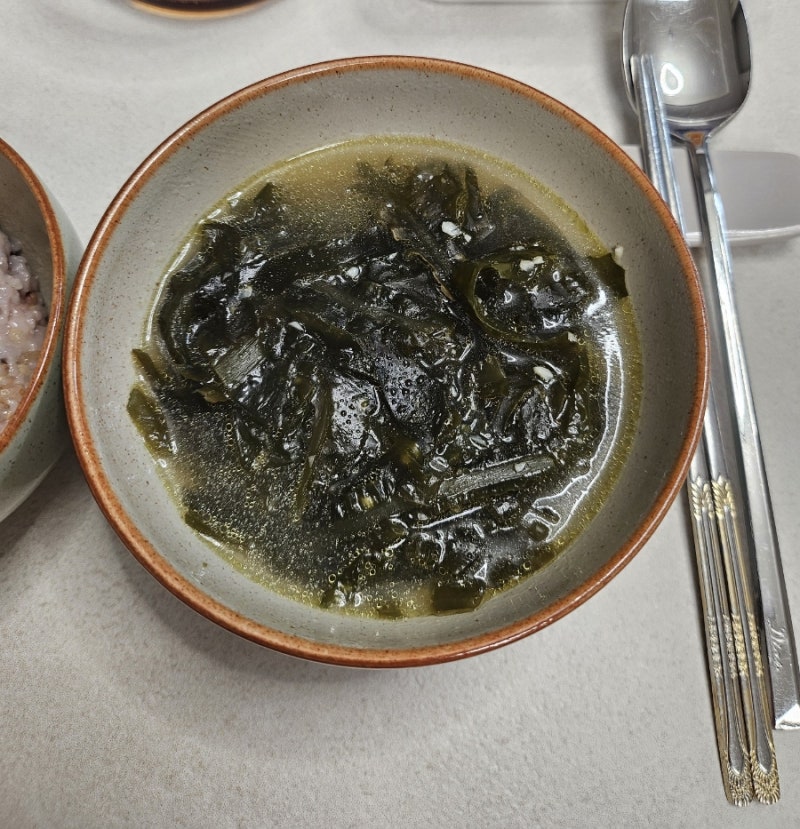 진하고 깊은 맛, 고기 없는 기본 미역국 레시피