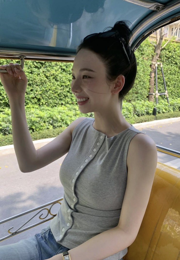  [셀럽패션] 카리나 방콕 여행 패션 민소매 나시 어디 거?