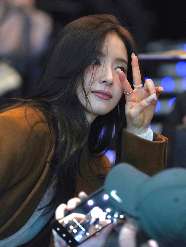  여자 꾸안꾸의 정석! 카멜 롱 코트와 함께한 신세경 휴민트 봄코디 스타일