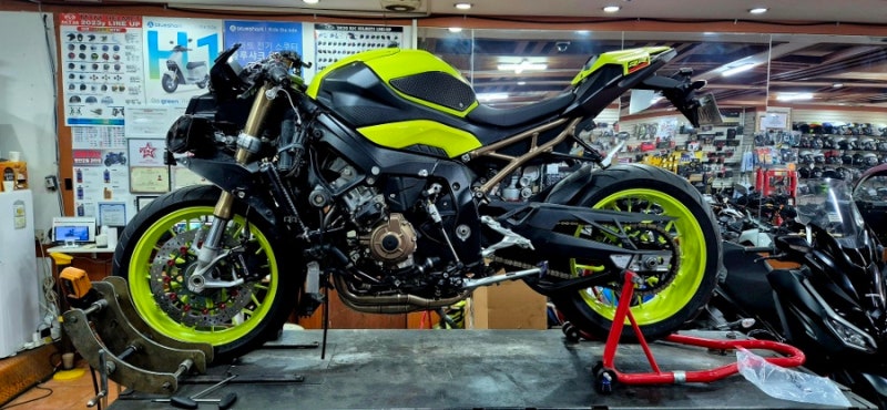 [장착후기] 세상에 단 하나뿐인 BMW S1000RR 튜닝, 네온 형광 단조휠로 존재감 폭발!