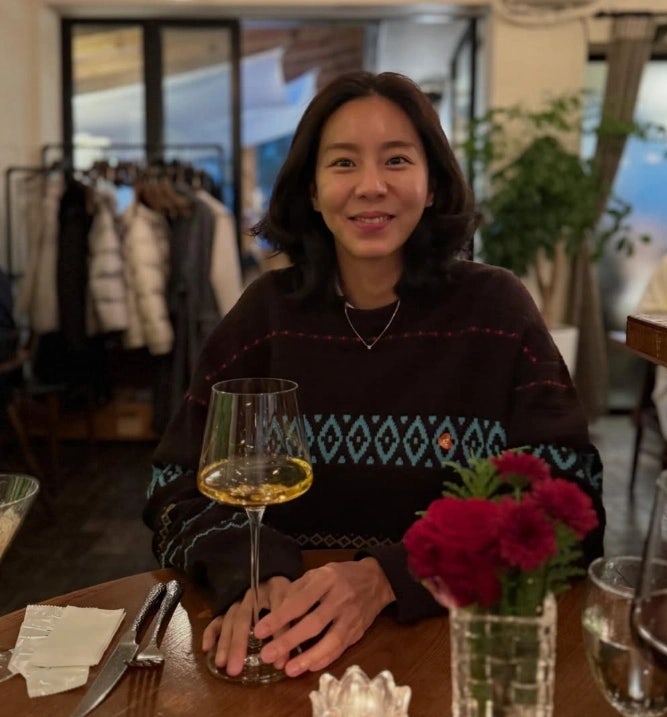 "더 기여워졌잖아" 유이, 무쇠소녀단2 뼈말라 이후 와인잔 들고 리즈 갱신... 팬들 반응 보니