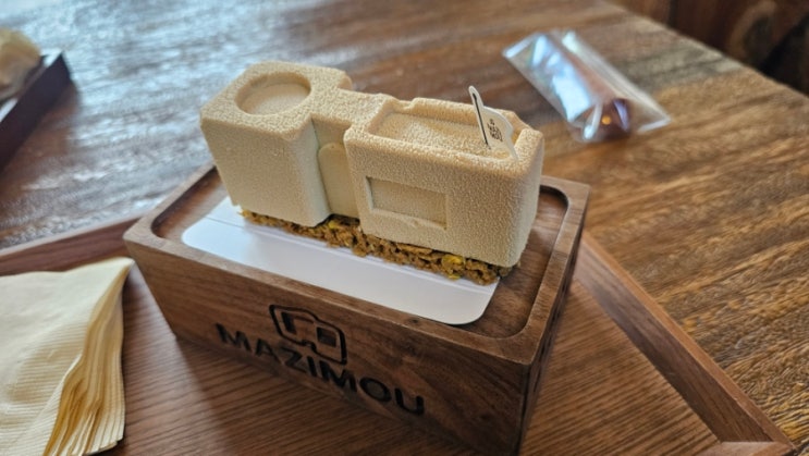  [맛집 뷰] 용인 대형카페 '마지모우' 솔직 후기: 이국적인 갤러리 감성과 피스타치오 마지무스의 완벽한 조화(내돈내산)