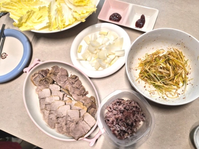 보쌈 수육 홈 레시피 잡내 없이 부드럽게 만드는법 배추겉절이 대파무침 만들기 가성비 비교....