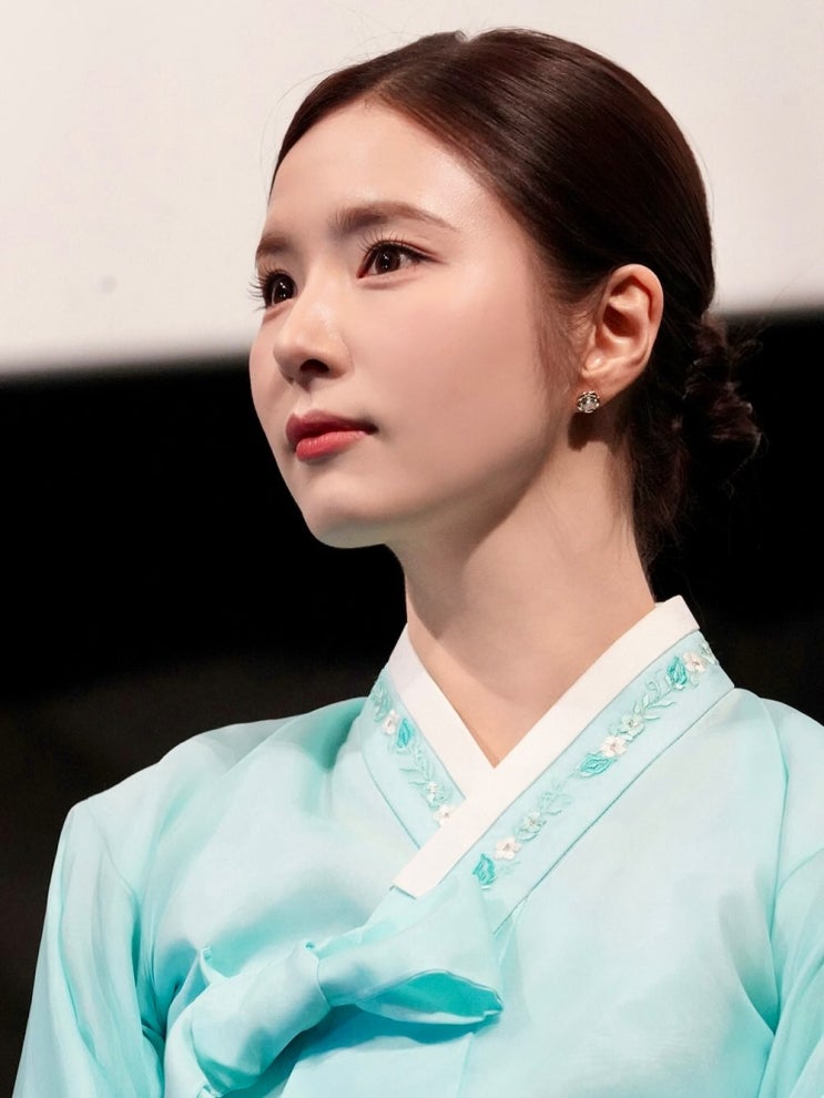  민트 블루빛 한 폭의 그림을 완성한 신세경, 휴민트 한복 단아미