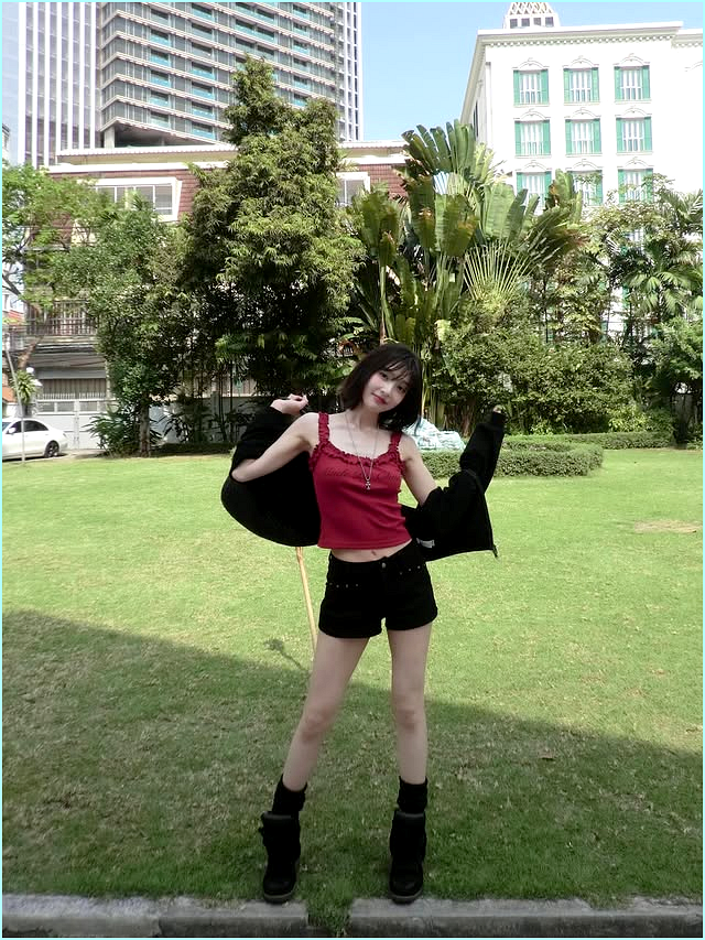 "사람인가 인형인가?" 레드벨벳 조이, 한 뼘 상의로 뽐낸 압도적 슬렌더 근황