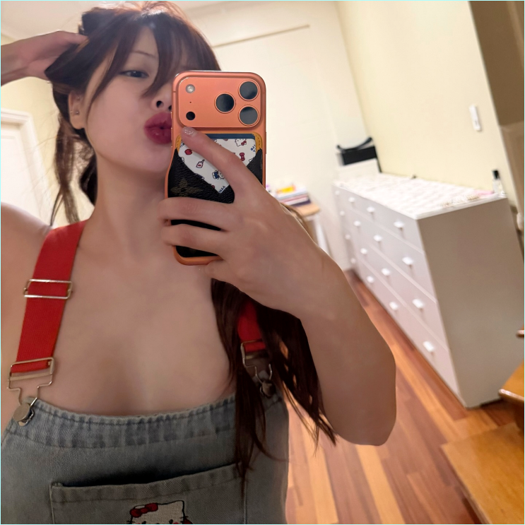  현아, 또 임신설? 헬로키티 노브라 멜빵바지+윌슨 테니스복으로 완벽 해명 (몸매 근황)