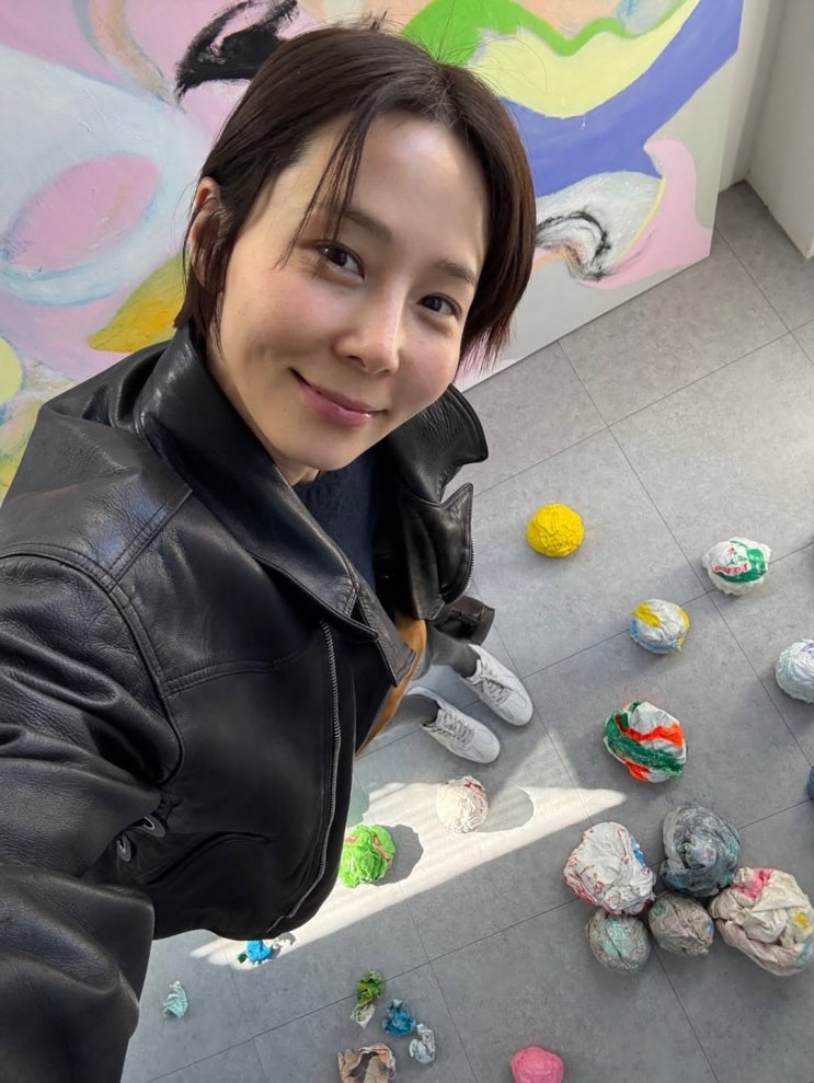  40대 여자 봄 데일리룩의 정답, 김나영 인스타 봄 라이더코디에 착 붙은 휠라 신상 운동화는?