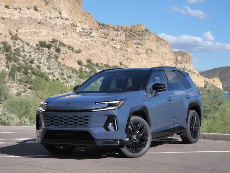  "싼타페 사면 호구?".. '1,200km' 찍는 라브4 PHEV 등장에 현기차 초비상!