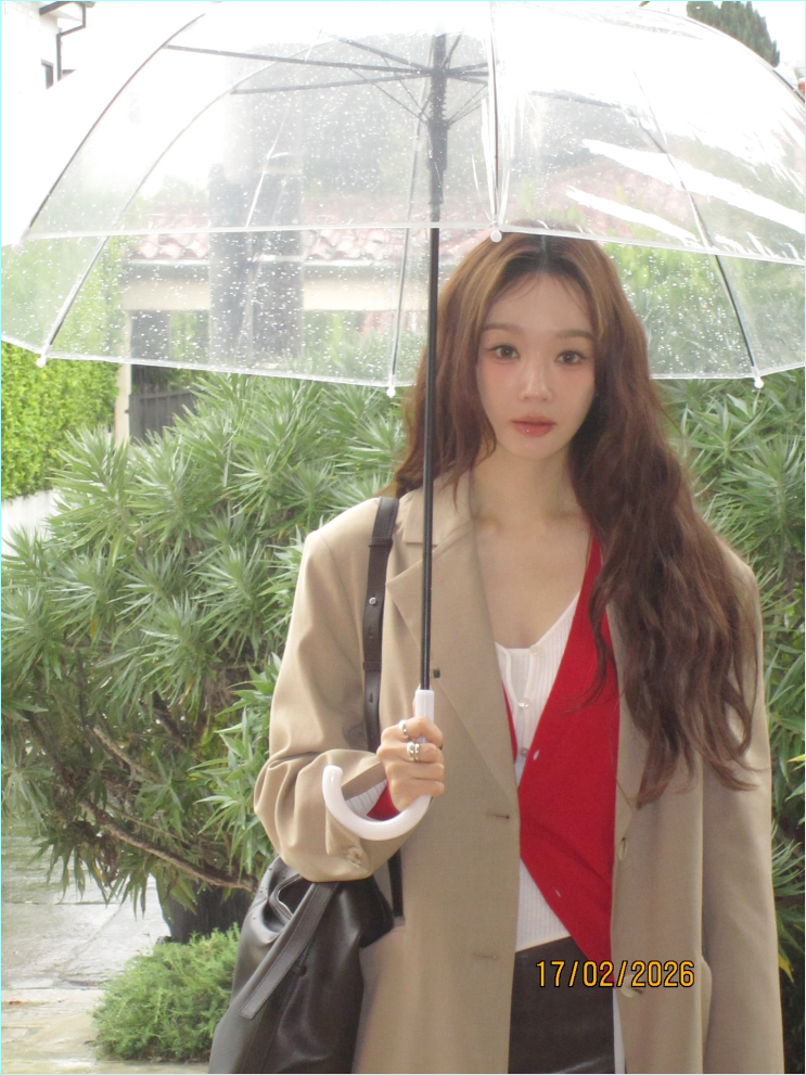  "언니, 우산까지 패션이야?" 강민경, 비 오는 날 더 빛나는 인간 아비에무아 근황