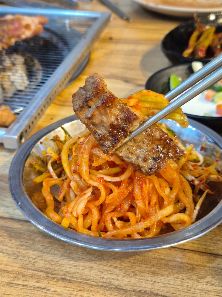  서울 봉화산역 가성비 돼지갈비 맛집 '유정역' 무생채 돼지갈비! 푸짐한 비빔냉면 조합으로 생일상 같은 갈비 한판