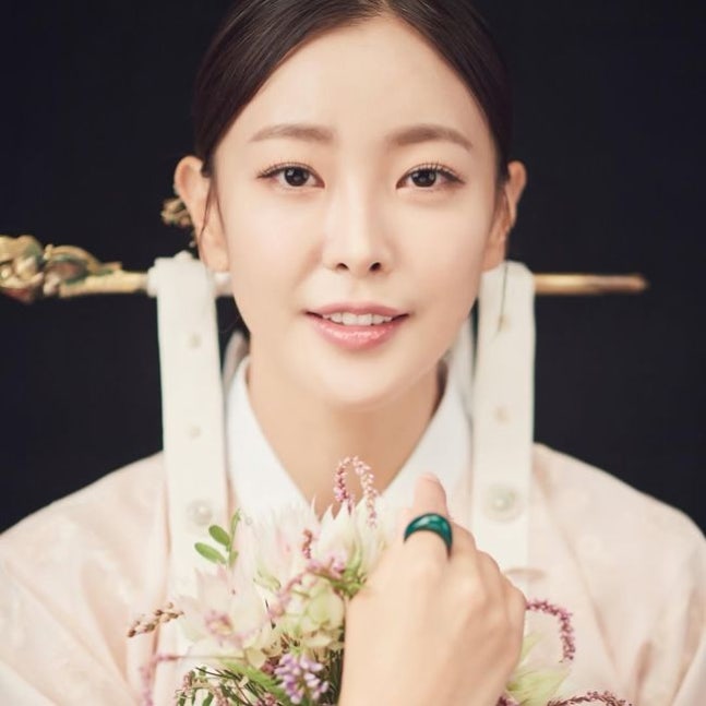  “이 분위기 뭐야?” 고원희 한복 자태 공개… 단아함의 정석, 새해 인사까지 완벽 고원희, 사실혼 2년만에 파경