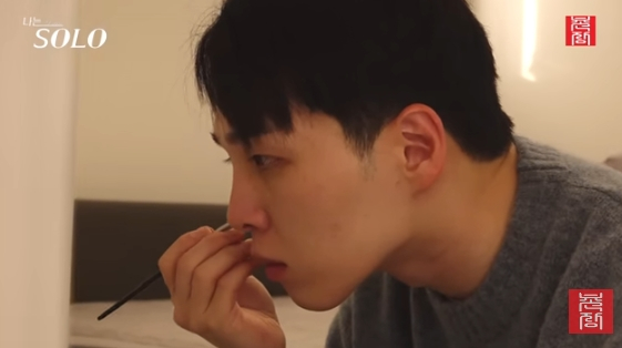  나는솔로’ 30기 자기소개 전 화장 대소동… 순자는 속눈썹 포기, 영식은 ‘코덕’ 반전?파혼 고백' 30기 영식, '에겐남' 등극..능숙한 메이크업 솜씨에 "남녀가 바뀌었다