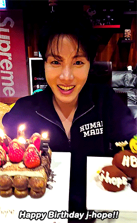 BTS J-HOPE - 260218 ジン誕生日祝いサプライズ登場含む、イチゴのバースデーケーキの上で