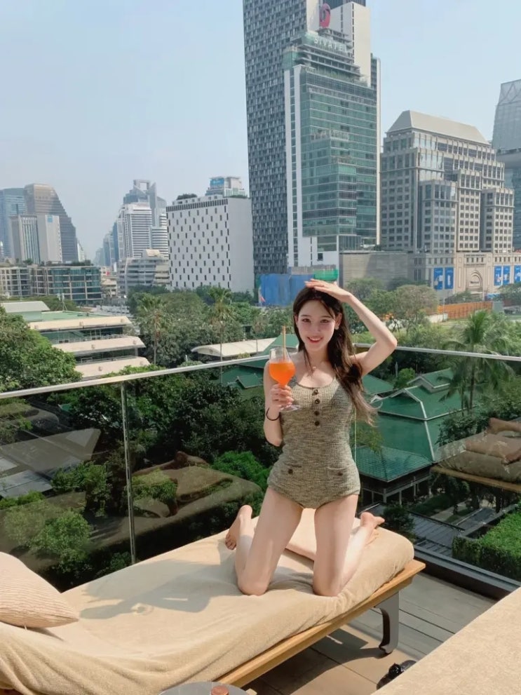 <b>이나연</b> 리조트 스윔웨어 패션, 40대도 고급스럽게 입는 이유?