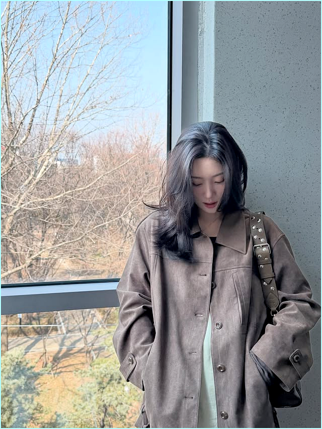  분위기 여신 정채연의 사복 패션! 스웨이드 재킷과 레이스 믹스매치 코디 정보