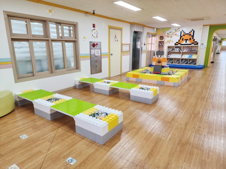  [강원도 인제 하늘내린유치원] 현관 블럭놀이공간/브릭풀/좌식2열2함 블럭놀이테이블/모자이크데코블럭 벽화/블럭시계/벽면연출