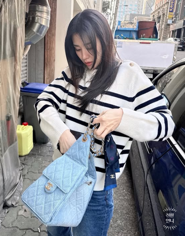  "이게 동네 마실룩 아우라?" 박하선 900만원대 샤넬 신상백으로 평정된 분식집 먹방 현장