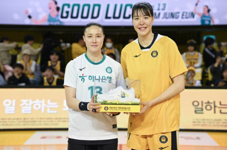 [WKBL] 꽃길만 걸으세요" 레전드 김정은, 청주서 받은 특별한 '꽃신' (ft. 박지수)